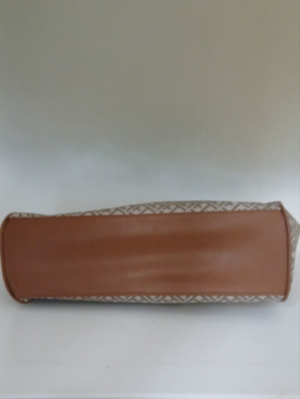 Tommy Hilfiger Women’s Tote Bag in Beige and Tan with Gold Accents - Picture 5 of 9